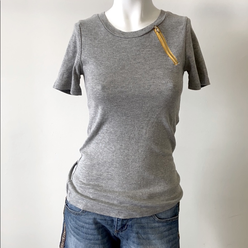 🌷8/25🌷Grey with yellow zipper detail t-shirt -S